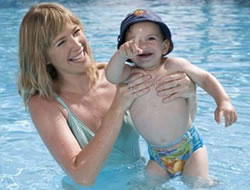 Sudan korkan çocuğunuzu yüzmeyi öğrensin diye havuza atmayın!