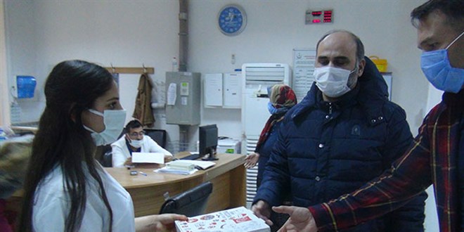 Doktoru tehdit etti, sağlık çalışanlarından özür dileyip pizza dağıttı
