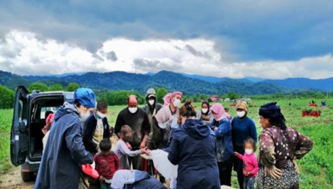 Sakarya'da sağlık çalışanları, mevsimlik işçilerin çocuklarını hediyelerle sevindirdi