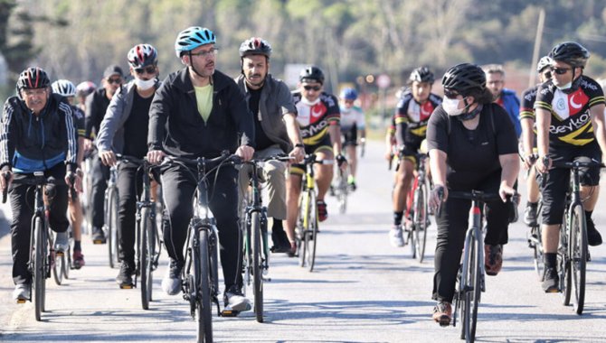 Bakan Kasapoğlu, Dünya Bisiklet Günü'nde gençlerle bisiklet sürdü