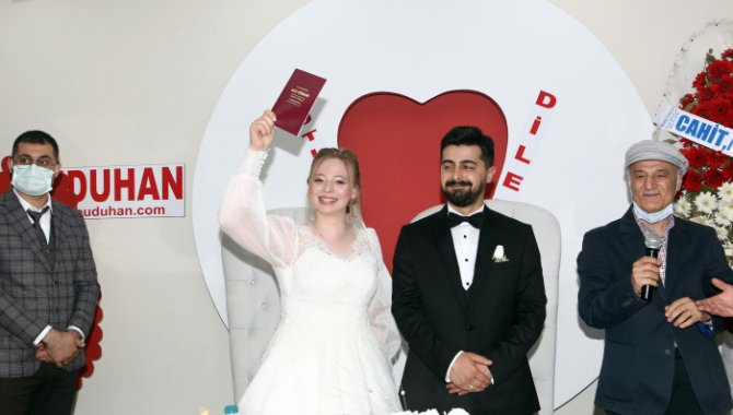 Hemşire çiftin salgın nedeniyle ertelenen düğünü bir yıl sonra yapıldı
