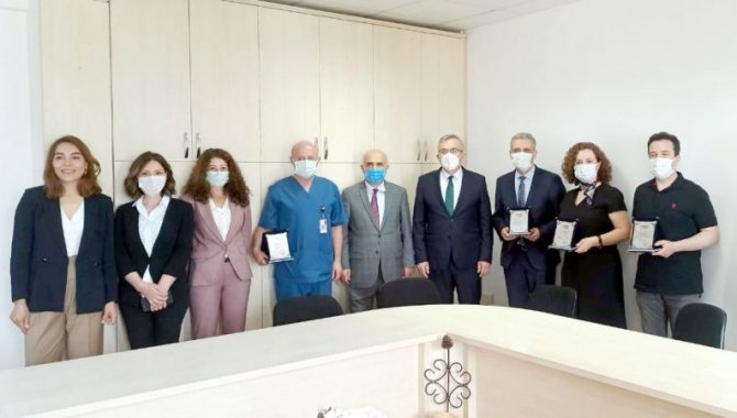 Karamürsel Kaymakamı Canbaba'dan sağlık çalışanlarına plaket