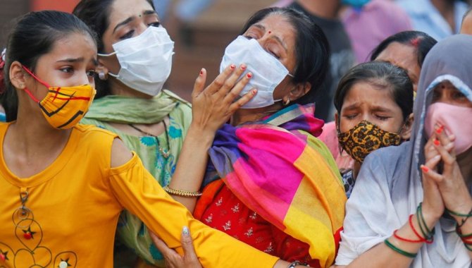 Hindistan’da Kovid-19 salgınında son 24 saatte 2 bin 677 kişi öldü