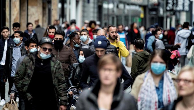 Belçika'nın başkenti Brüksel'de açık havada maske takma zorunluluğu kalkıyor