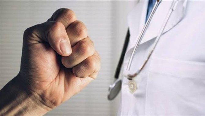 İzmir'de bir doktor, kliniğinin yanındaki lokali işletenlerce darbedildi
