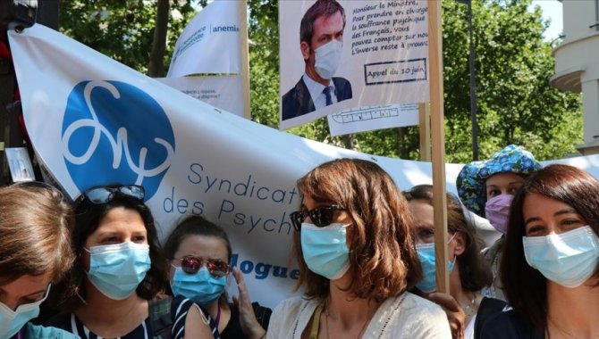 Fransa’da "ciddiye alınmak" isteyen psikologlar gösteri düzenledi