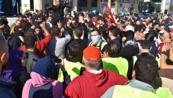 Lübnan'da sağlık hizmetlerinde de yansımaları görülen ekonomik kriz protesto edildi