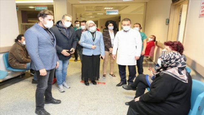 İzmir İl Sağlık Müdürü Öztop, Karşıyaka'da aşı uygulamalarını denetledi