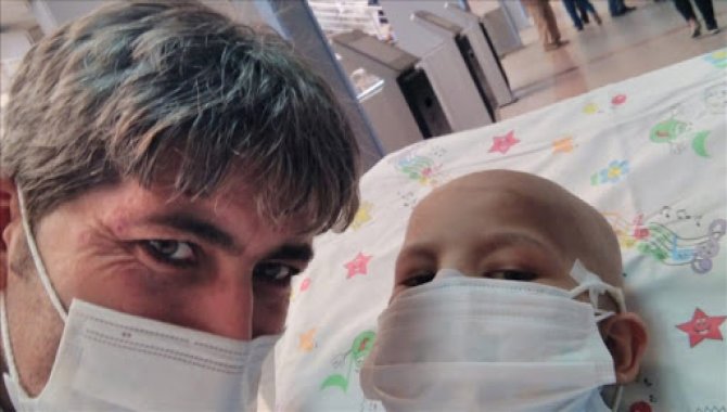 Dördüncü kez lösemi tedavisi gören Mustafa ile babasının umut dolu mücadelesi