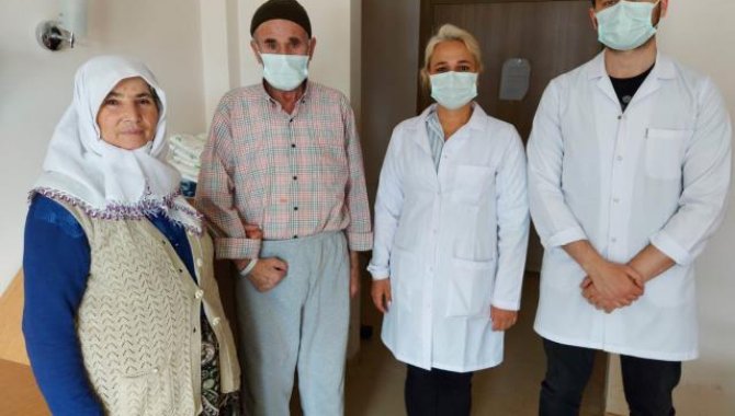 Felç geçiren yaşlı adam hastanede yürümeye başladı