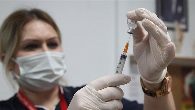 Manisa'da organize sanayi bölgesinde çalışanlara Kovid-19 aşıları yapılıyor