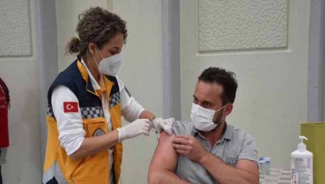 Bitlis'te tekstil atölyelerinde çalışanlara Kovid-19 aşısı yapıldı