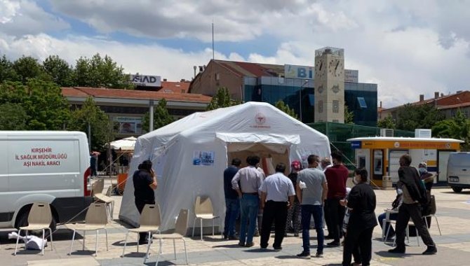 Kırşehir'de kent meydanına aşı seferberliği için çadır kuruldu