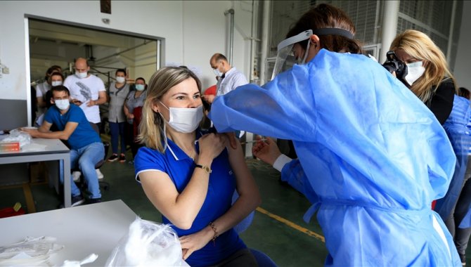 Kilis'te kent meydanında kurulan çadırda da vatandaşlara Kovid-19 aşısı yapılıyor