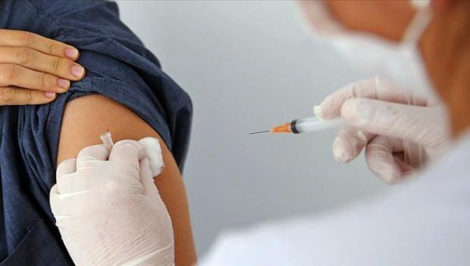 Kars'ta sağlık ekipleri yaylada vatandaşlara Kovid-19 aşısı uyguluyor