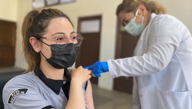 İslahiye Belediyesi işçileri, Mobil Kovid-19 İstasyonu'nda aşı oldu