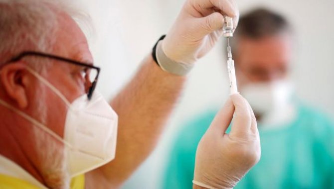 Almanya'da halkın yarısına Kovid-19 aşısının ilk dozu uygulandı