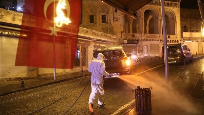 Mardin'de tarihi Birinci Cadde yıkanarak dezenfekte edildi