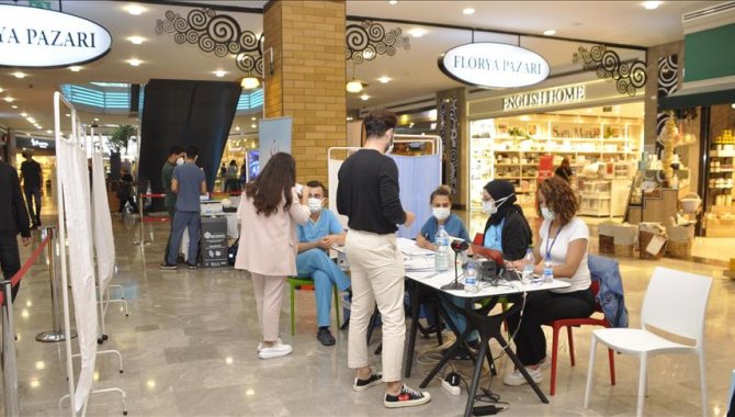 Aqua Florya Alışveriş ve Yaşam Merkezi'nde ziyaretçiler için aşı standı kuruldu