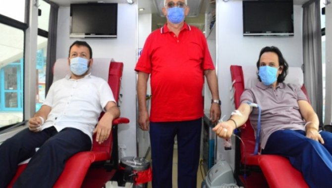 Karasu'da eğitimcilerden kan bağışı kampanyasına destek