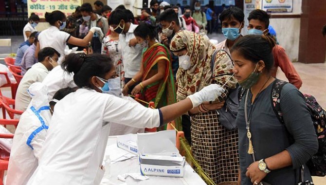 Hindistan'da Kovid-19 salgınında hasta sayısındaki düşüş sürüyor
