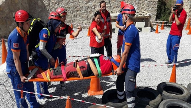 Gümüşhane Üniversitesi öğrencileri spor salonunda yaralı kurtarma tatbikatı yaptı