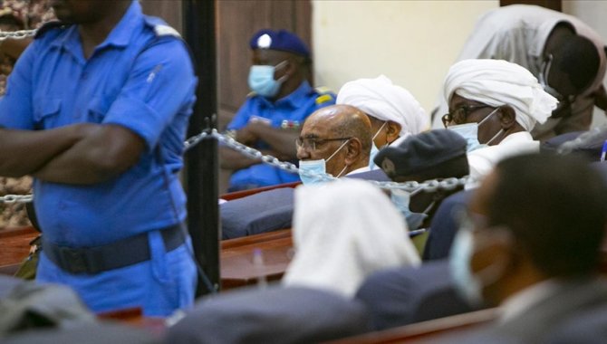 Hapisteki eski Sudan Cumhurbaşkanı Beşir'in avukatları, müvekkillerinin Kovid-19 şüphesiyle hastaneye sevkini istedi
