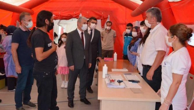 Kırşehir Valisi Akın, kent meydanında kurulan stantta aşı olanlara çikolata dağıttı