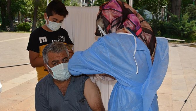Şemdinli'de kurulan aşı çadırında günde 200 kişi aşılanıyor
