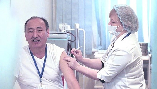 Kırgızistan Sağlık Bakanı Kovid-19 aşısı olduktan 3 ay sonra virüse yakalandı