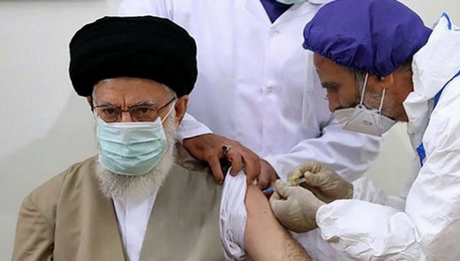 İran lideri Hamaney ülkesinde geliştirilen Kovid-19 aşısının ilk dozunu vuruldu