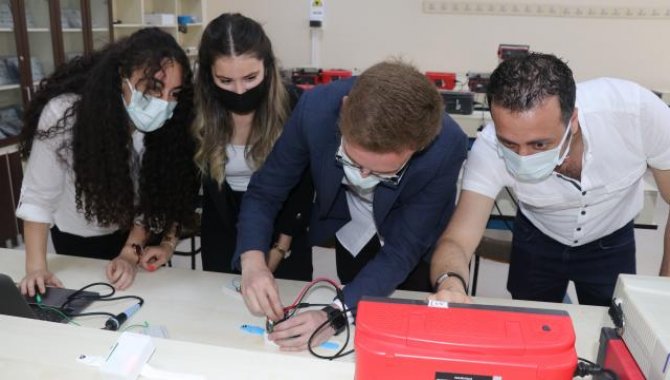 Erzincan'daki üniversite öğrencileri karantinadaki Kovid-19 hastalarının takibi için akıllı bileklik üretti
