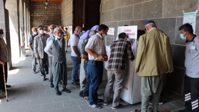 Diyarbakır'da 3 ayrı mobil aşı noktasında vatandaşlar Kovid-19'a karşı aşılanıyor