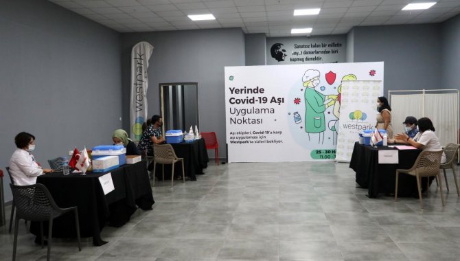 İzmir'de alışveriş merkezinde aşı yapılmaya başlandı