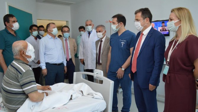 Muğla'da katarakt ameliyatı sonrası görme kaybı yaşayan hastaya kadavradan kornea nakledildi