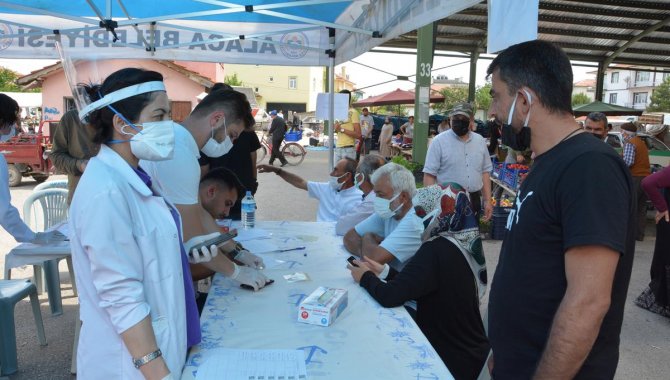 Çorum'un Alaca ilçesinde sebze pazarında randevusuz Kovid-19 aşısı yapılıyor