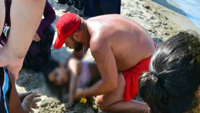 Denizde oynarken boğulma tehlikesi geçiren küçük kız cankurtaranların dikkati sayesinde kurtuldu