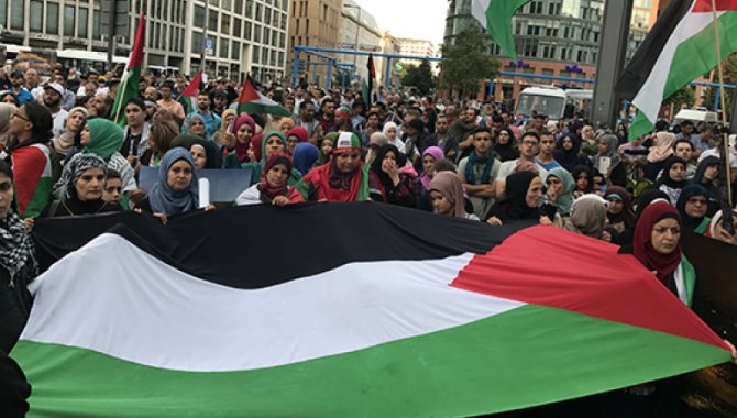 Londra'da Filistin destekçileri ve Kovid-19 önlemleri karşıtları gösteri düzenlendi