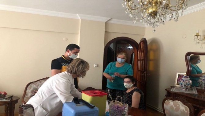 Bursa'da mobil aşı ekipleri, engelli vatandaş ile bakıcılarını evlerinde aşılıyor