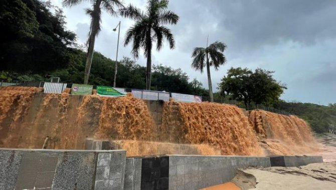 Hong Kong’da etkili olan şiddetli yağışlar hayatı felç etti