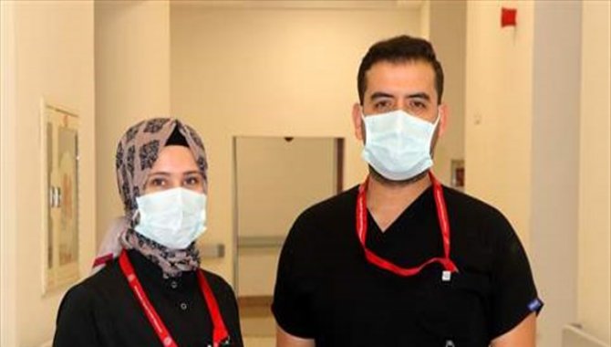 Bakan Koca'nın paylaşımı Gaziantep'te düğün hazırlığı yapan sağlık çalışanı çifti mutlu etti