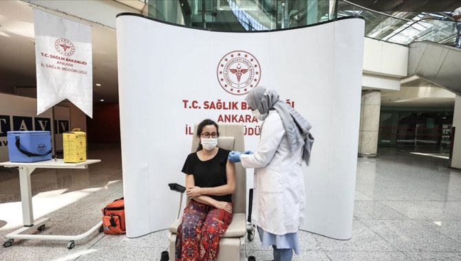 Esenboğa Havalimanı'nda Kovid-19 aşısı yapılmaya başlandı