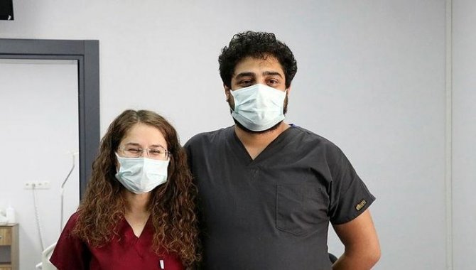İzinli gününde Kovid-19 aşılaması yapan hemşire eşine 9 saat yardım eden doktor konuştu: