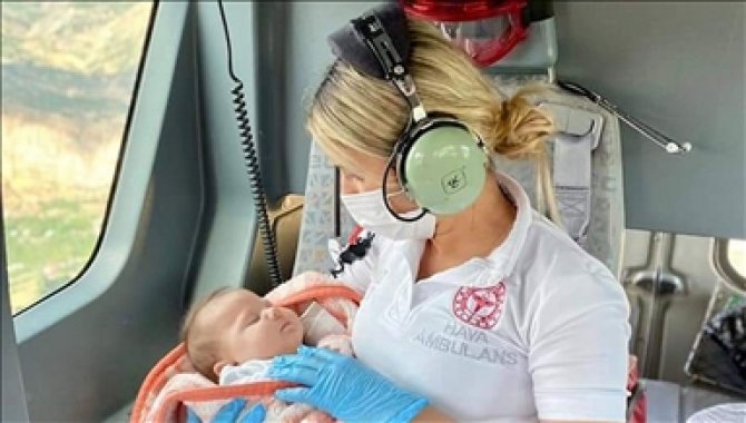 Meliha bebek, hava ambulansıyla kaldırıldığı hastanede yaşama tutundu