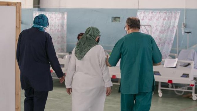 Tunuslu doktor ailenin gönüllülerle kurduğu sahra hastanesi salgınla mücadeleye destek oluyor