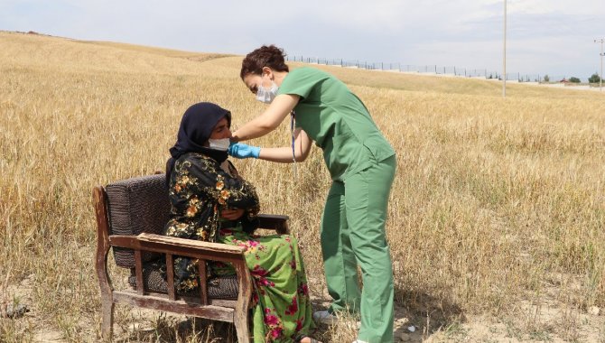 Mevsimlik işçiler aşıya gidemeyince sağlık ekipleri tarlaya indi