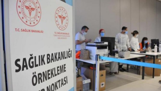 İstanbul Havalimanı'nda kurulan PCR noktasında belli sayıda yolcuya örnekleme temelinde test işlemleri yapılıyor