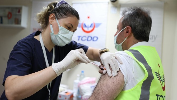Yenikapı Marmaray İstasyonu'nda Kovid-19 aşı uygulanmasına başlandı