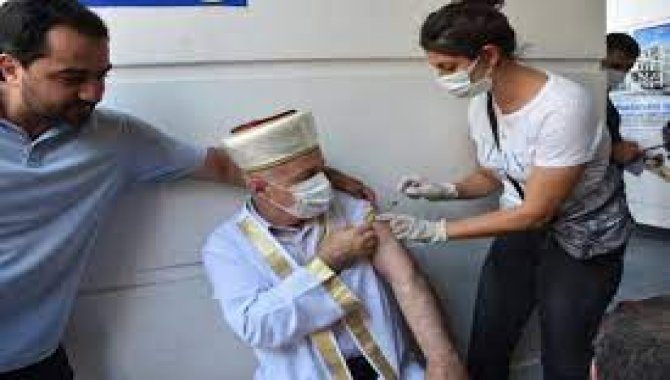 Batman'da cuma namazı sonrası vatandaşlar aşılandı