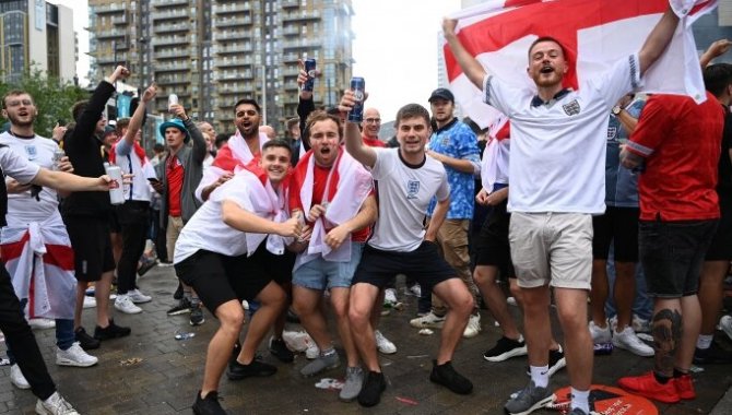 İtalya'da EURO 2020 maçı için gelecek İngiliz taraftarların salgını tetikleyebileceği endişesi yaşanıyor